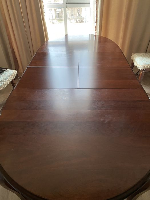 Стол из красного дерева