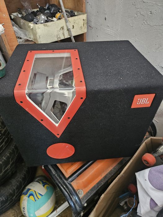 Subwoofer și stație auto JBL