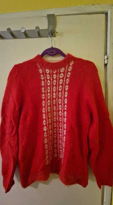 Различни модели пуловери, размер M/L