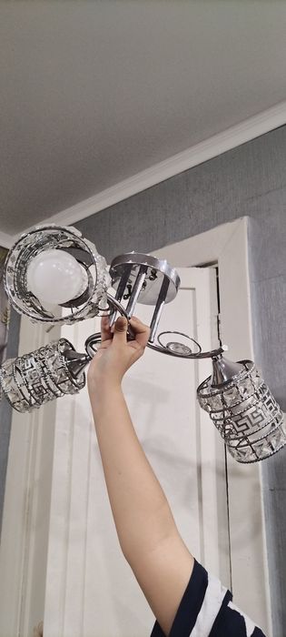 Люстра на 3 плафона.