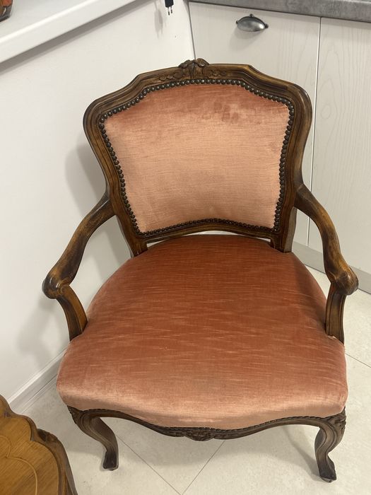 Set Vintage Stil Louis XV – 2 Fotolii Catifea Somon și Măsuță Cafea
