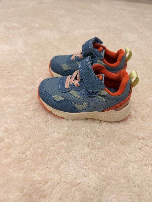 Детские кроссовки