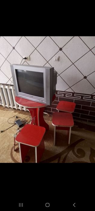 Продаётся  столик табуретки зеркало