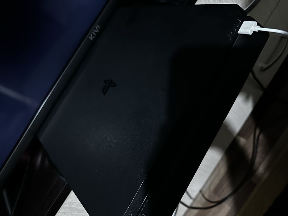 Ps4 slim 1tb.