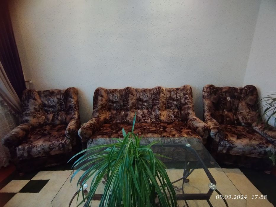 Диван,кресло холати аьло срочно сотамиза.