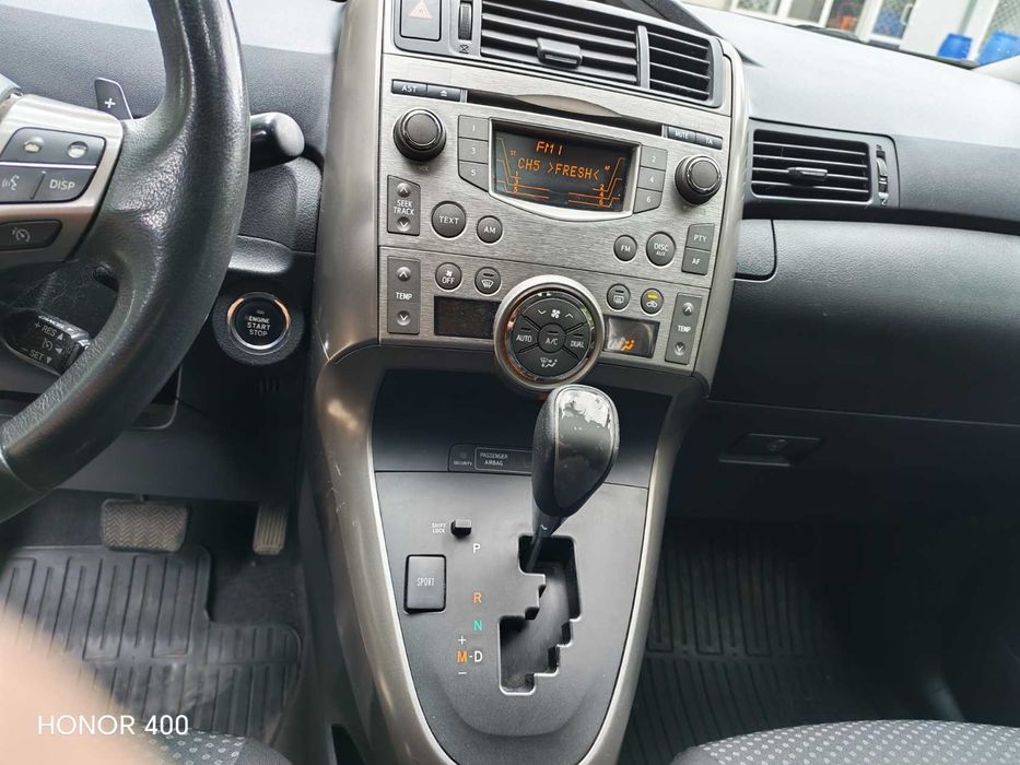 Продавам лек автомобил TOYOTA VERSO в отлично състояние