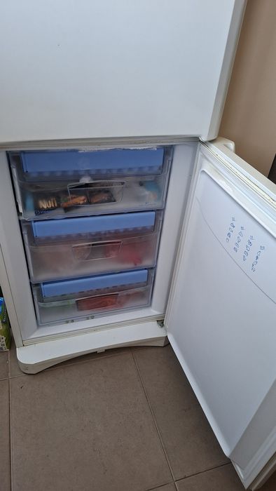 Хладилник с фризер indesit