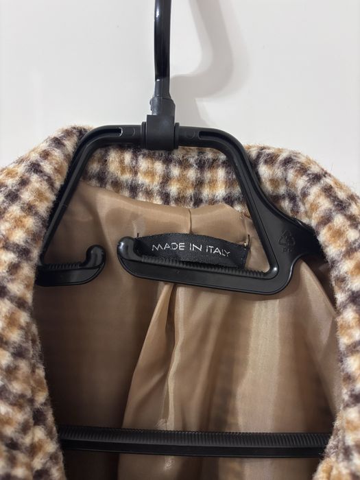 Чисто ново вълнено палто, произведено в Италия. Никога не е обличано.