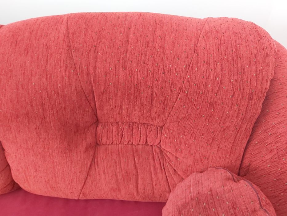 Vând canapea foarte frumoasa, model REGAL, culoarea visinie