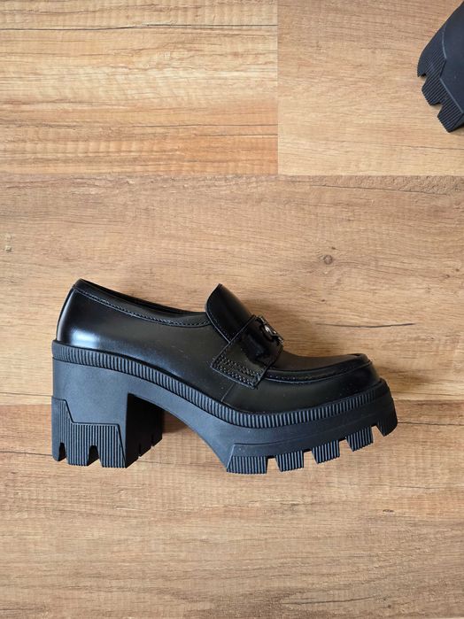 Кожени обувки с дебел ток Calvin Klein Jeans CHUNKY HEELED LOAFER MG MTR в черно