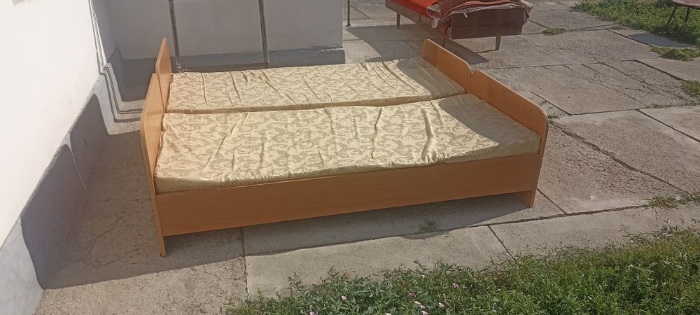 Спальный кровать продается..