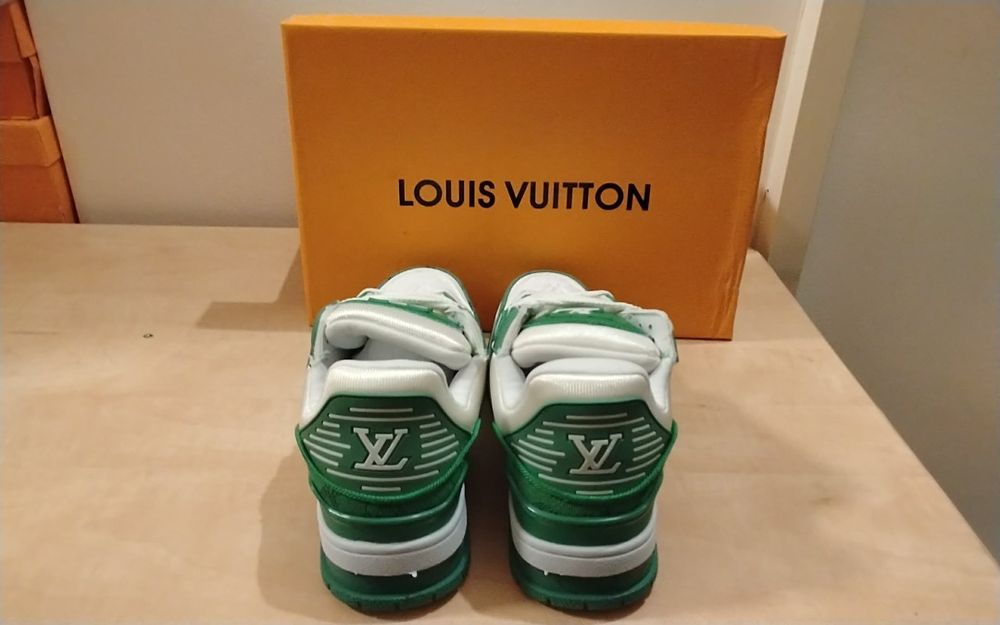 Adidași de vânzare