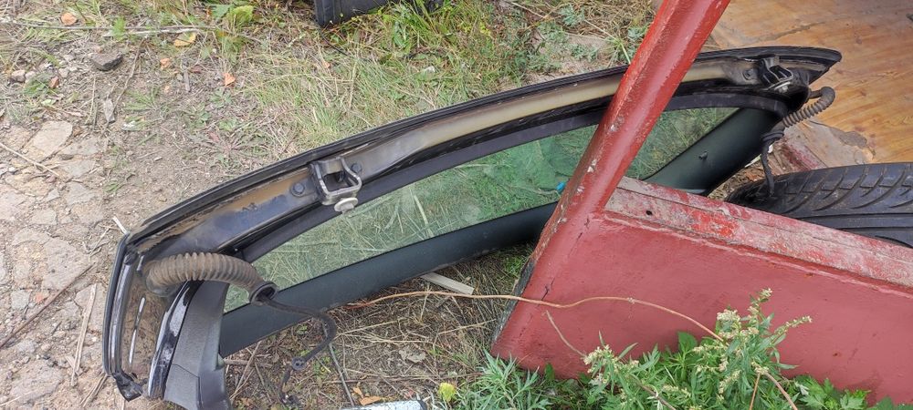 Продам заднее стекло