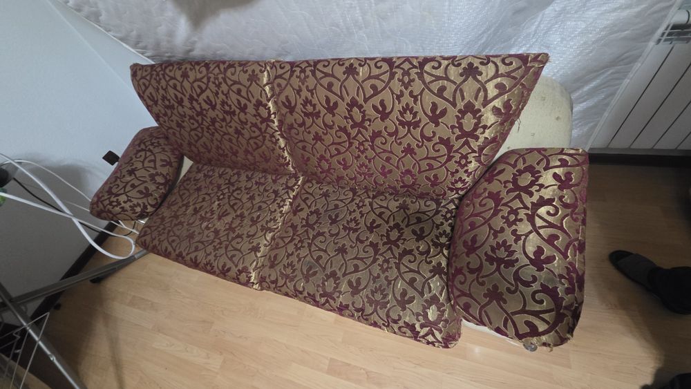 Отдам диван и два кресла