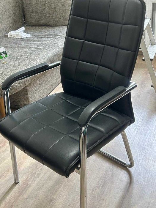 Офисные стулья черного цвета