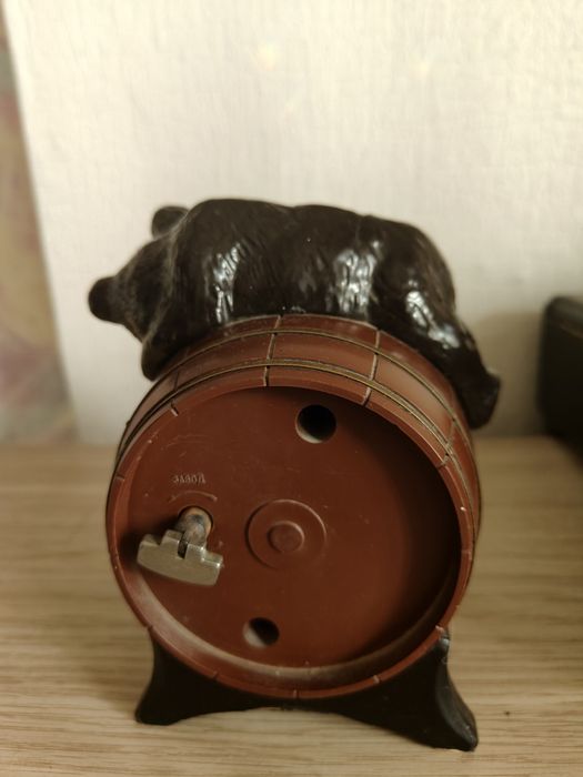 Часы "Медведь на бочке"