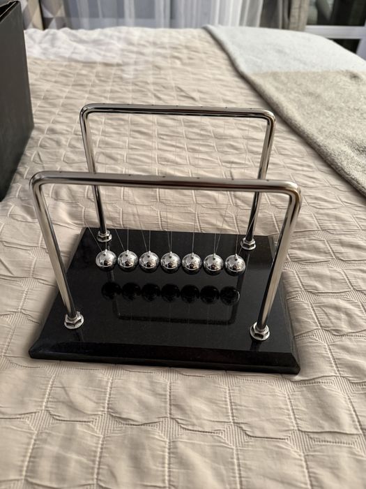 Нютоново махало Newton’s cradle