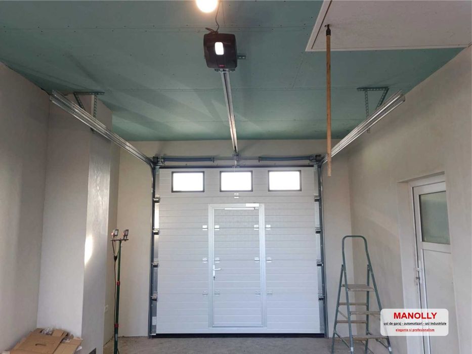 Vand Usa de Garaj cu acces pietonal.