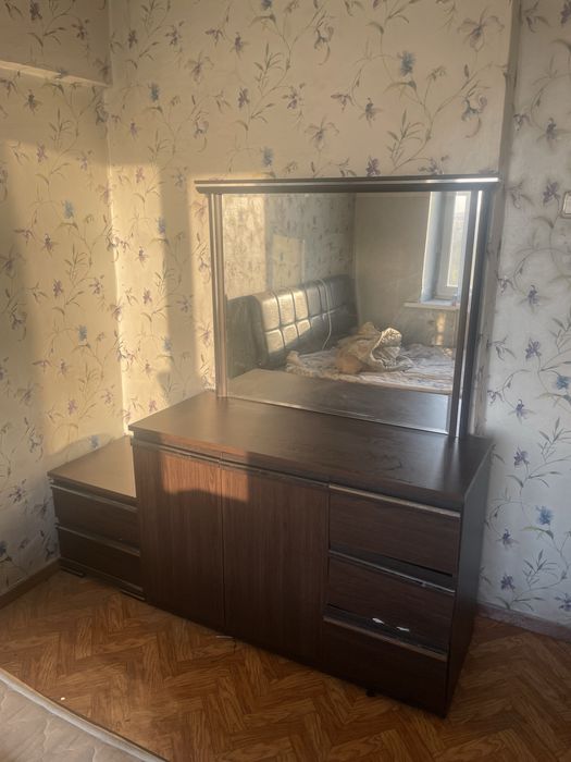 Трюмо большой в хорошем состояние на счет цены договоримся