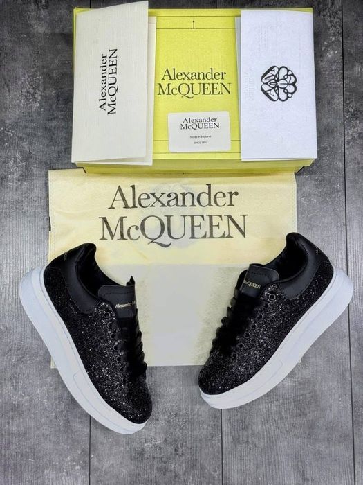 McQueen din nou in stoc
