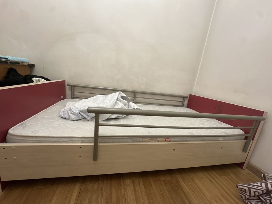 Кровать деревянная