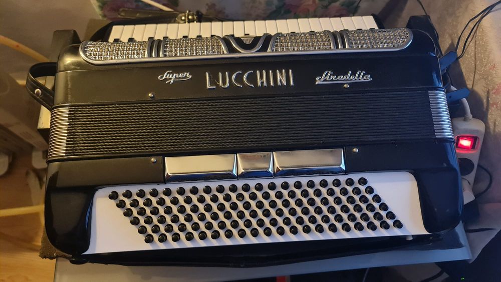Acordeon super luccini  italian 130 basi, 13 registre