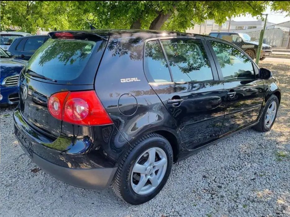 Продавам ВСЯКАКВИ части за Голф 5, имам над 10 голфа с различни двигат