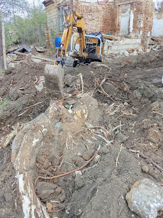 Услуги с малък багер