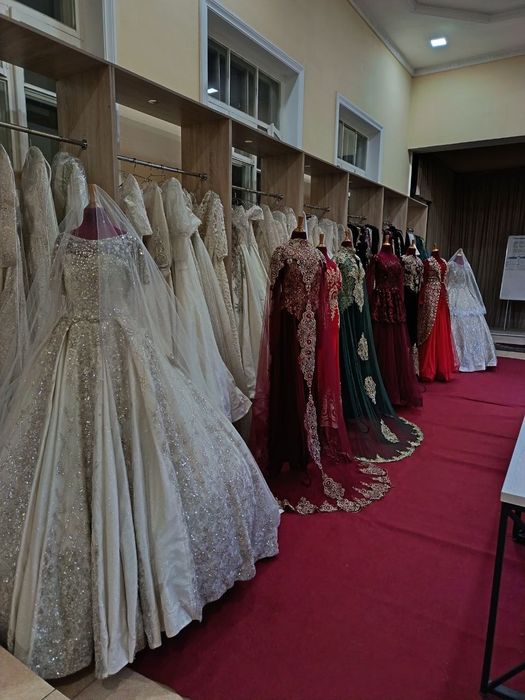 70 та вечерный, 25 свадебный, 3 та чупон и плюс аксессуары