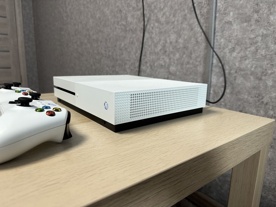 XBOX ONE S 1TB 2 геймпада и игры продам