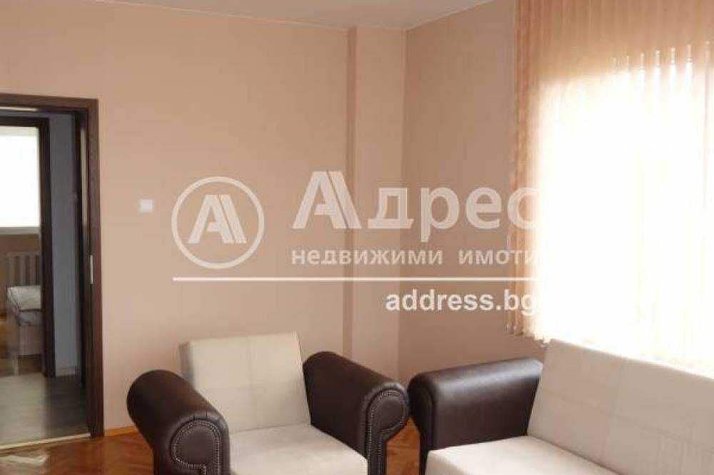 Дава се под наем Двустаен апартамент в Разград, Център - 69 кв.м за 255 € - Снимка #1