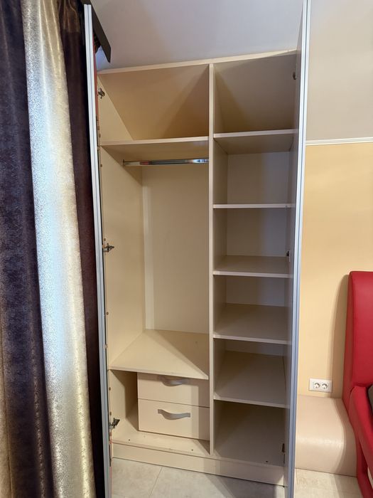 Pat + saltea și două șifoniere cu multe compartimente