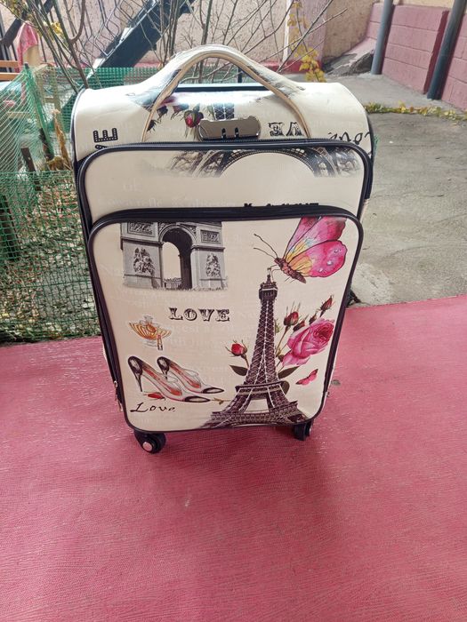 На продажу чемодан .