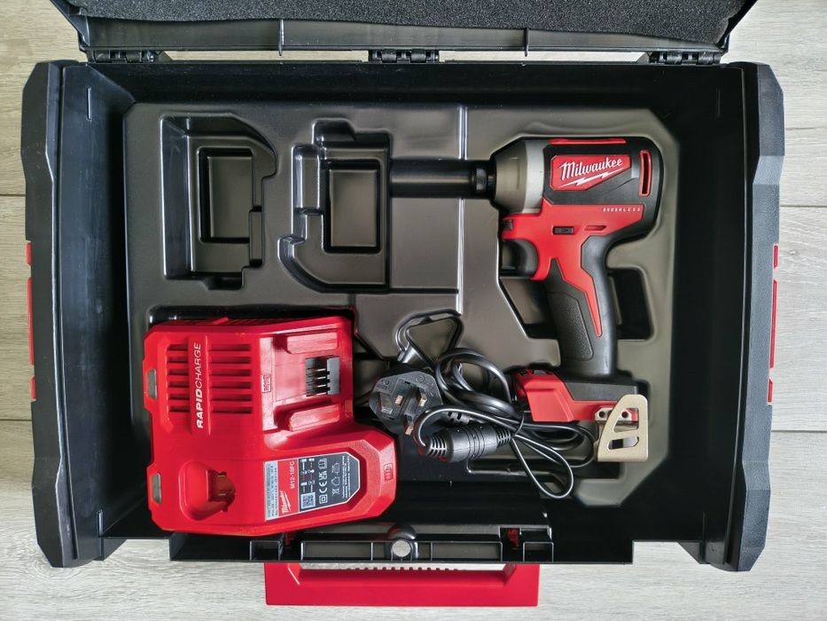 Scule profesionale Milwaukee 18V