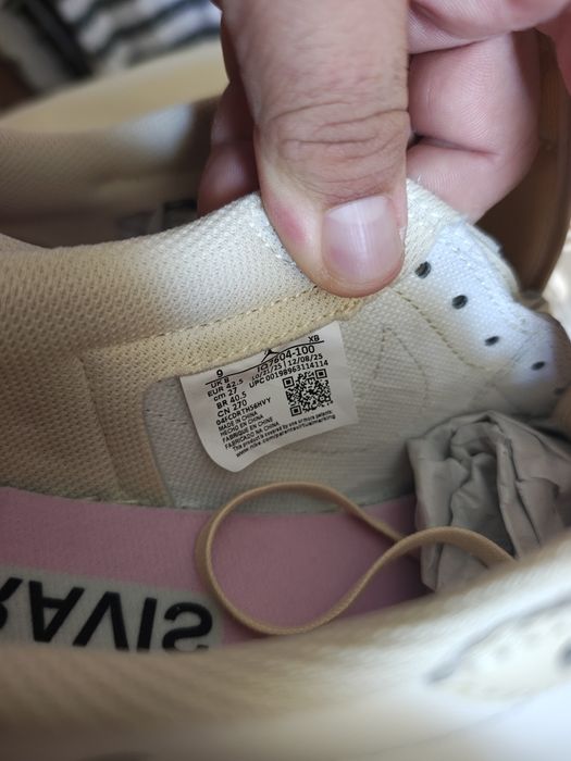 Air Jordan 1 Low x Travis Scott „Shy Pink” cu Swoosh inversat roz pal. Sunt 1.1 de înaltă calitate și materiale exact la fel ei sunt noi numărul 42,5