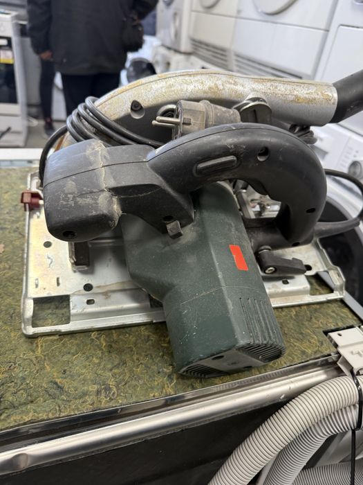 Продавам професионален ръчен циркуляр METABO