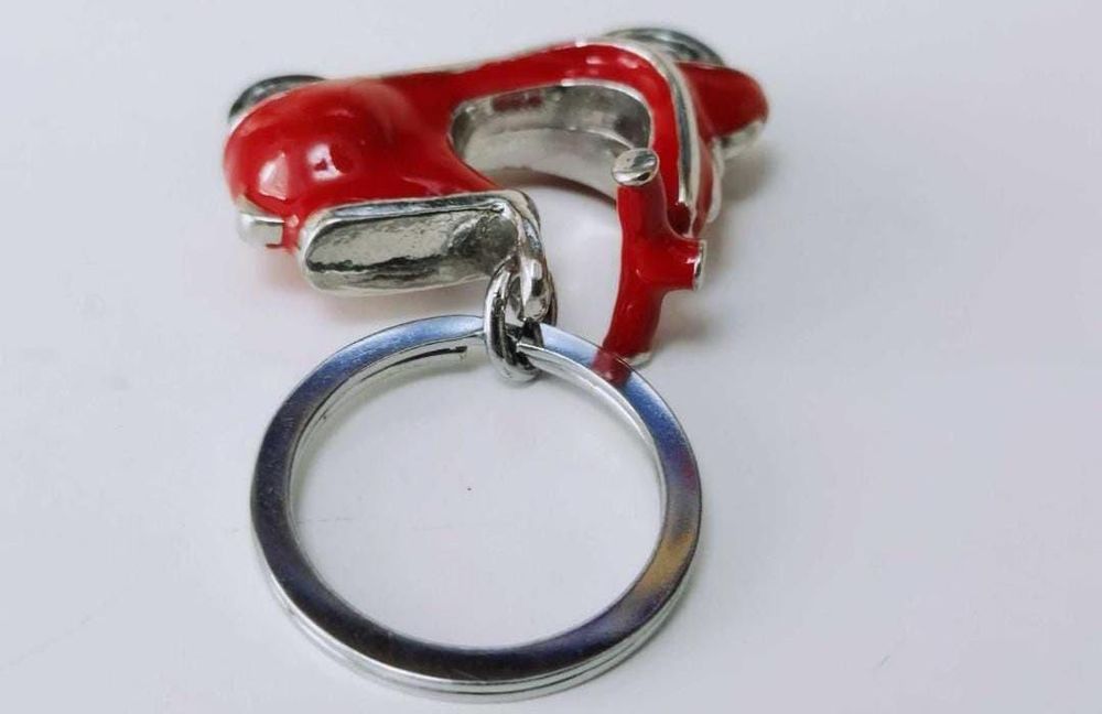 Breloc cheii Vespa , metal placat cu argint si email rosu