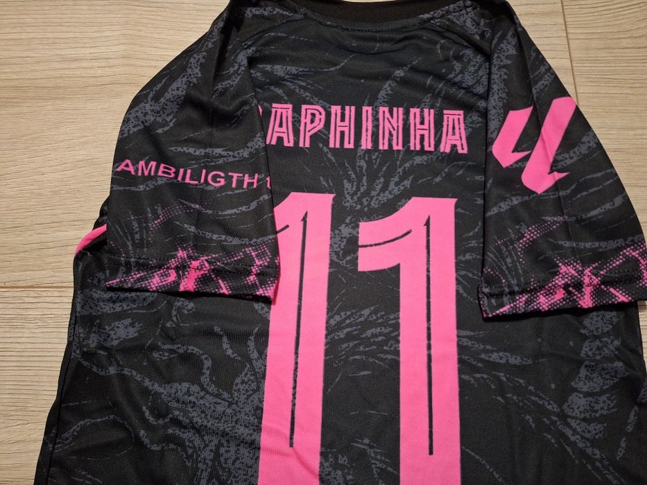 Детски флуоресцентен футболен екип на Рафиня Барселона!