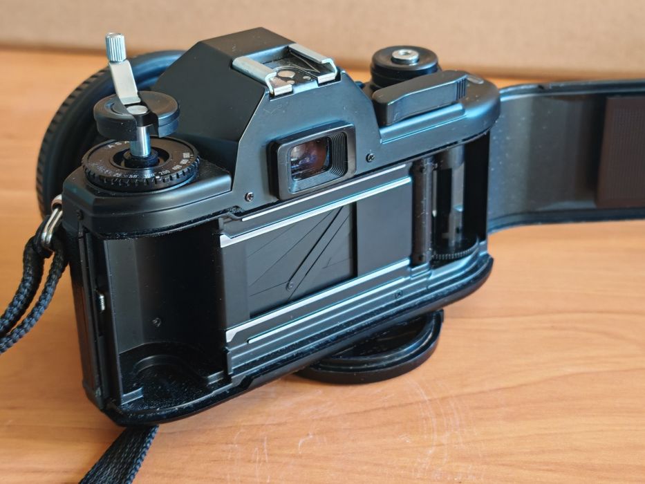 Лентов фотоапарат Nikon EM +  Nikon 50мм 1.8