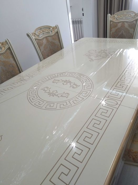 Стол без стульев