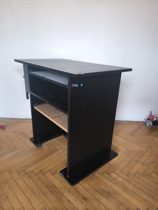 Birou de calculator compact și funcțional