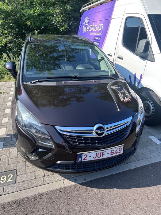 Vând Schimb Opel Zamfira  pe un suv