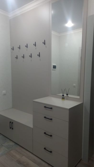 Продам шкаф для прихожей новая