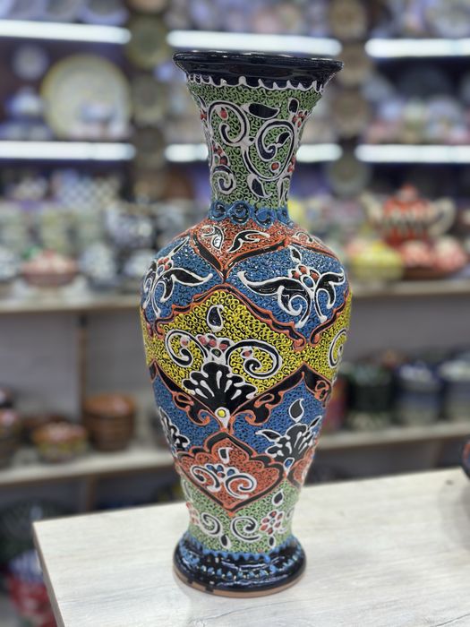 • Qo‘l mehnati orqali ishlangan, noyob dizayndagi vazalar.