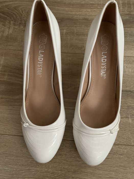 Vand pantofi albi mireasa