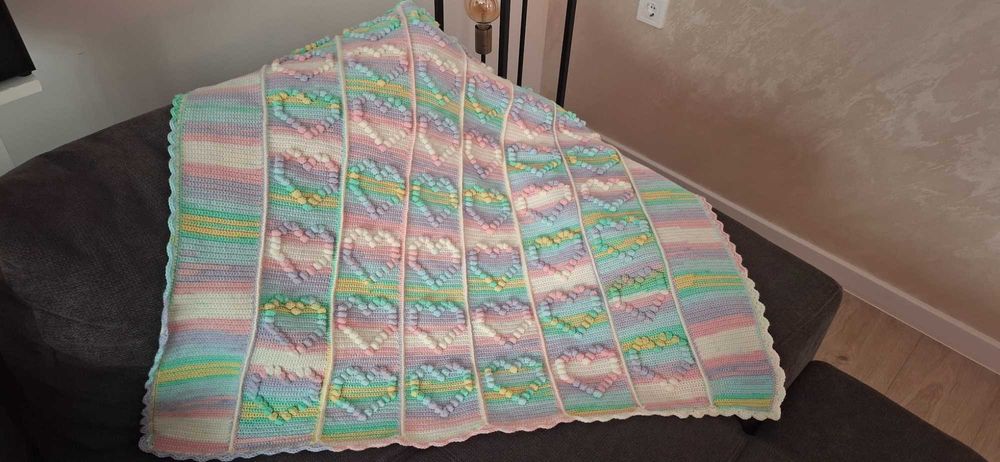 Ръчно плетено бебешко одеялце