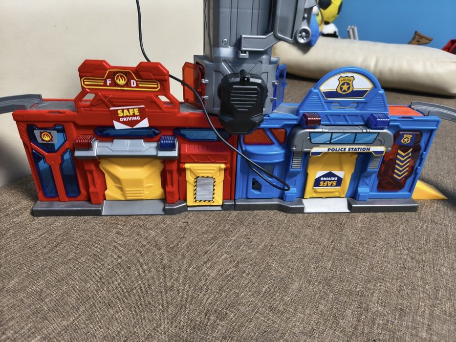 Vând jucărie statie poliție și pompieri