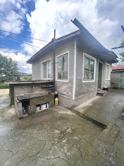 Къща с двор с. Разделна