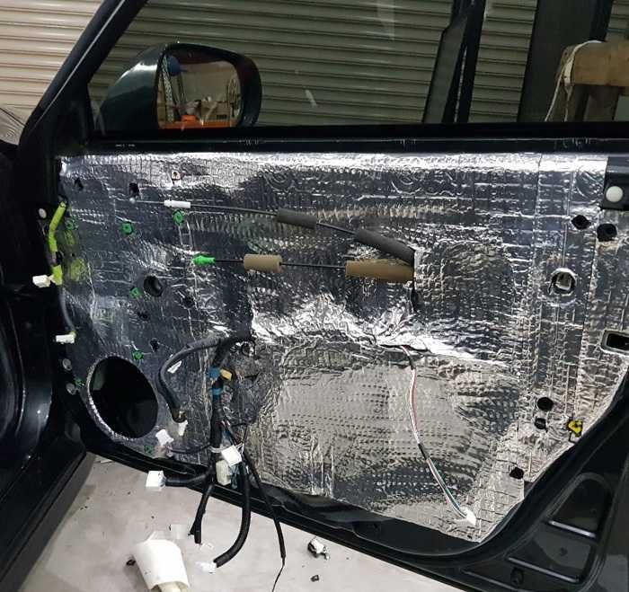 Шумоизолиращо фолио за автомобил – 100×120 см, 6 мм, самозалепящо