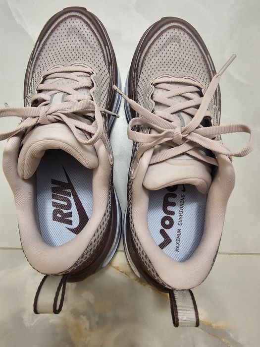 Nike Vomero Plus - Tattoo/Particle Rose/Hydrogen Blue
(NRF61529
Nike V